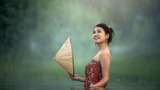 בחור ממוצא אסייתי מחייכת באגם