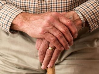 ידיים של גבר זקן מטופל בפרקינסון